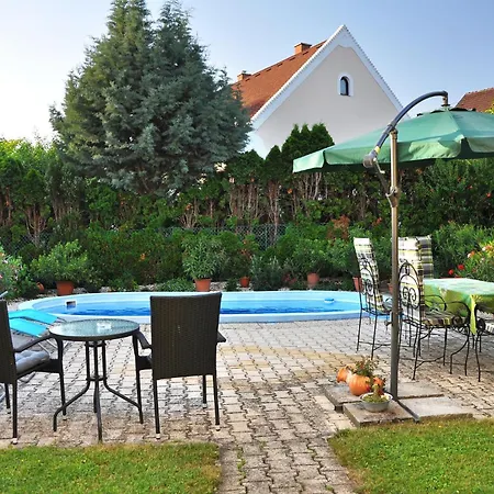 Lägenhetshotell Napsugar Vendeghaz 3*